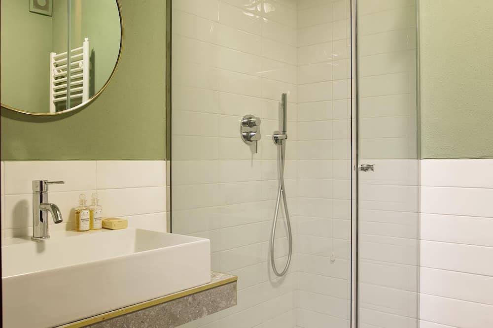 Hel lejlighed, Suite \"Salmerino\" at 2 steps from the lake with private dehor, lounge bar and swimming pool in Riva (Faggeto Lario), Faggeto Lario