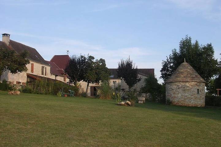 Location de vacances pour 4 personnes, avec piscine ainsi que jardin et terrasse à Thenon