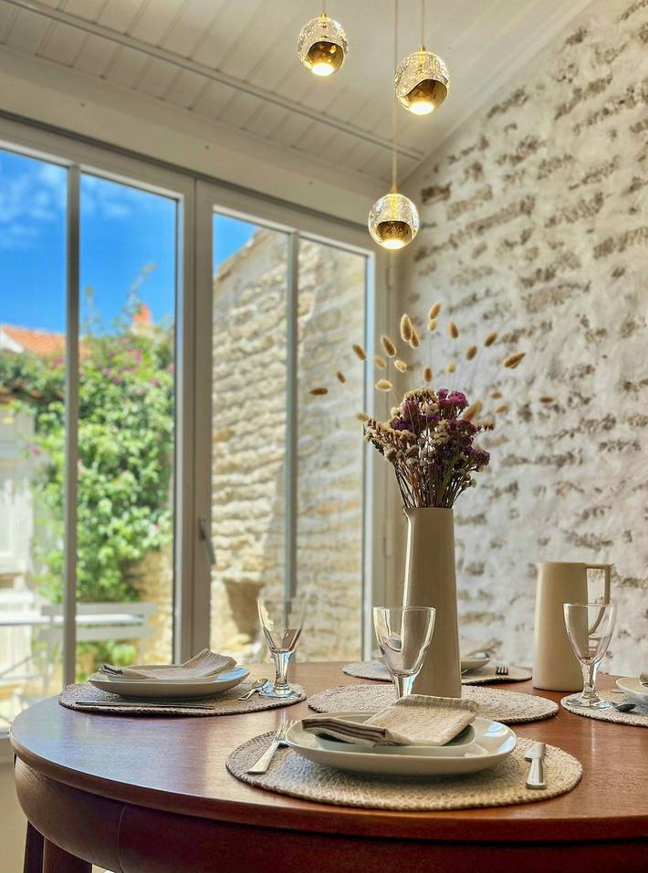 Vous découvrirez une maison en pierre située dans une ruelle tranquille sur l'Île de Ré in Les Portes-en-Ré, Île de Ré