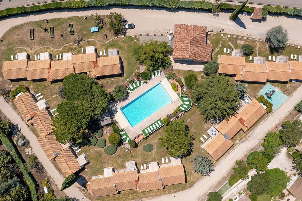 Ganze Wohnung, Cozy T2 cottage with private terrace in La Roque-sur-Pernes, Vaucluse