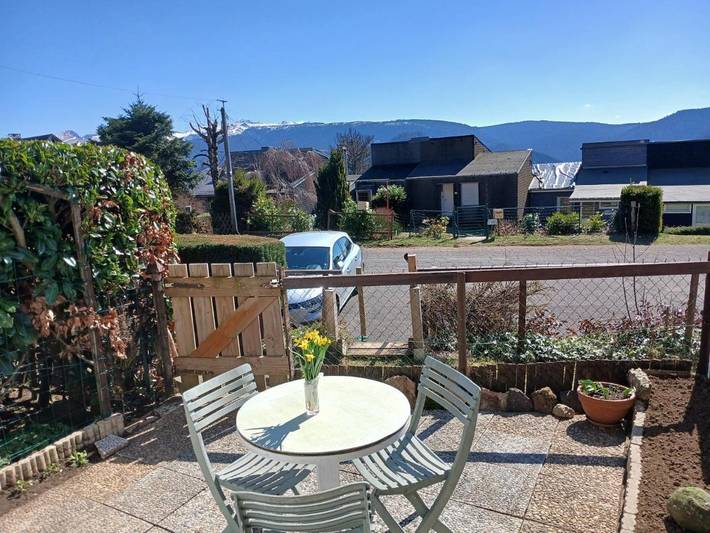 Location de vacances pour 4 personnes, avec vue ainsi que terrasse et jardin dans La Banne d'Ordanche