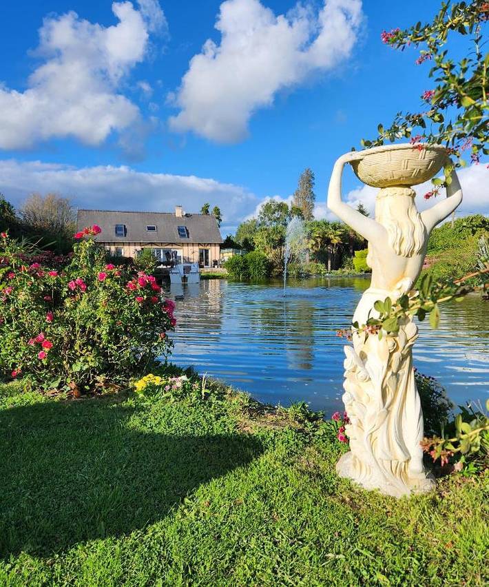 Chambre d’hôte pour 4 personnes, avec Balcon et Terrasse ainsi que Jardin et Vue sur le lac à Liesville-sur-Douve