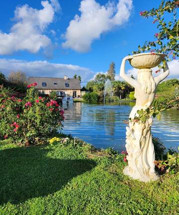 Chambre d’hôte pour 4 personnes, avec vue sur le lac ainsi que jardin et vue dans Carentan les Marais