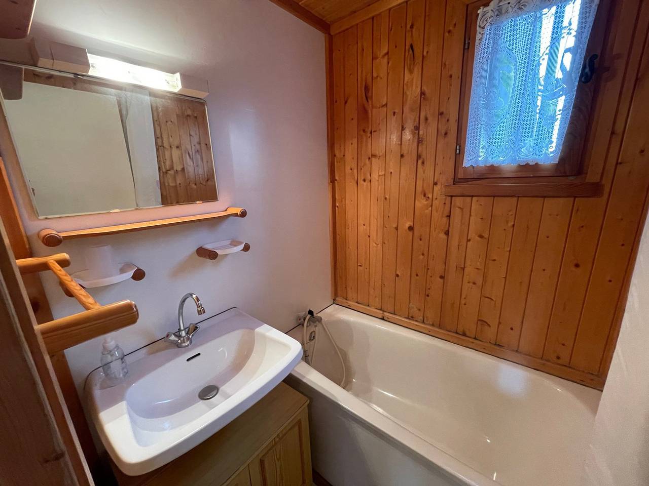 Chalet Cap des Neiges – Cosy Retreat with Terrace & Garden near Barcelonnette, 10 mins to Pra Loup in Barcelonnette, Espace Lumière