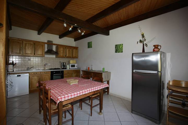 Gîte pour 5 personnes, avec jardin ainsi que jacuzzi et terrasse dans le Cantal - 4