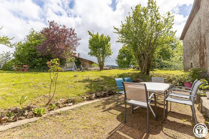 Gîte pour 6 personnes, avec jardin à Échandelys