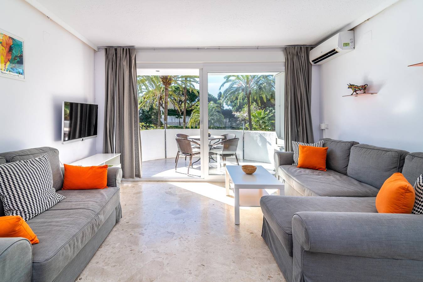 Entire studio, Studio Apartment in Marbella with Terrace, Shared Pool & Wi-Fi in Marbella East, Marbella