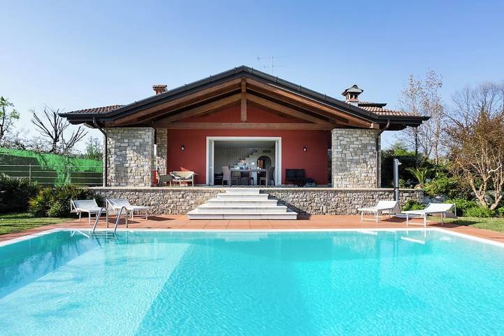 Ferienhaus für 10 Personen, mit Whirlpool und Garten sowie Balkon