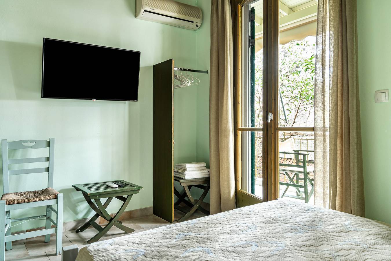 Entire studio, Studio Apartment 'Old Boat Double Studio 8' with Sea View, Wi-Fi and Air Conditioning in Nikiana, Alexandros