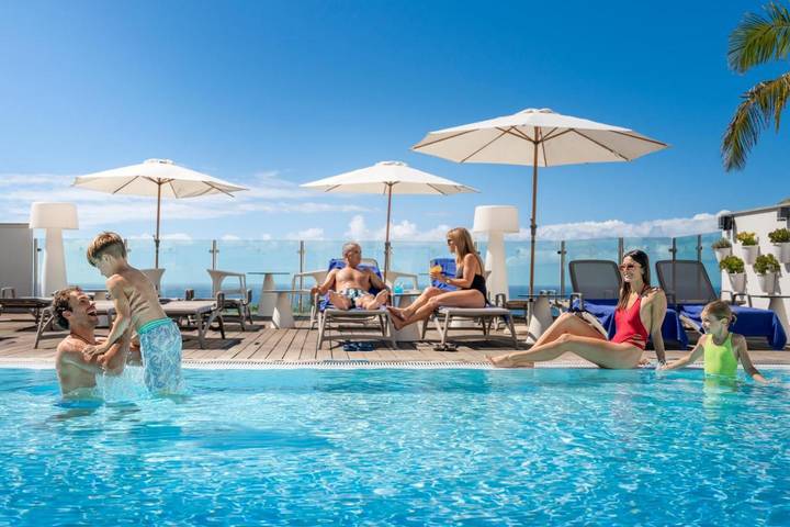 Hôtel pour 3 personnes, avec balcon ainsi que vue et piscine