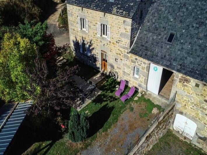 Gîte pour 6 personnes, avec terrasse ainsi que piscine et jardin dans L'Aubrac