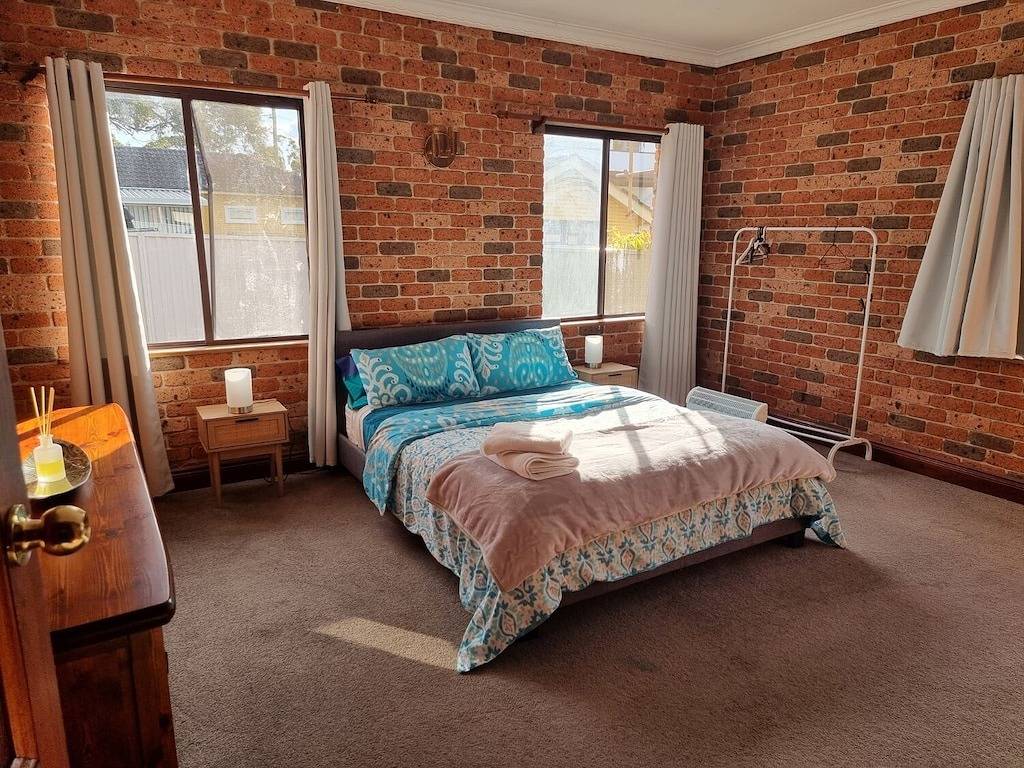 Pet Friendly\nlarge 3 Bedroom House \n2 Living Areas\nensuite & Outdoor Areas in Sydney, New South Wales