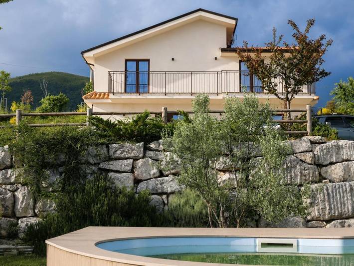 Agriturismo per 4 persone, con Balcone e Terrazza nonché Giardino e Piscina in Provincia di Frosinone