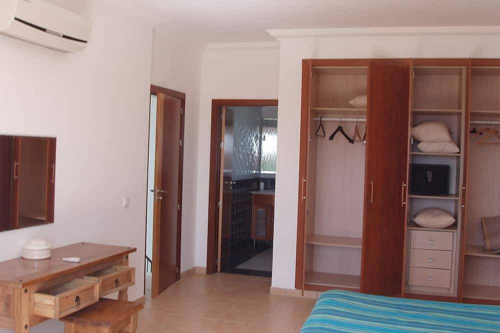 Villa Castelos, 117 Cerro Azul, Quelfes, Olhao, Ost-Algarve in Moncarapacho, Parque Natural da Ria Formosa