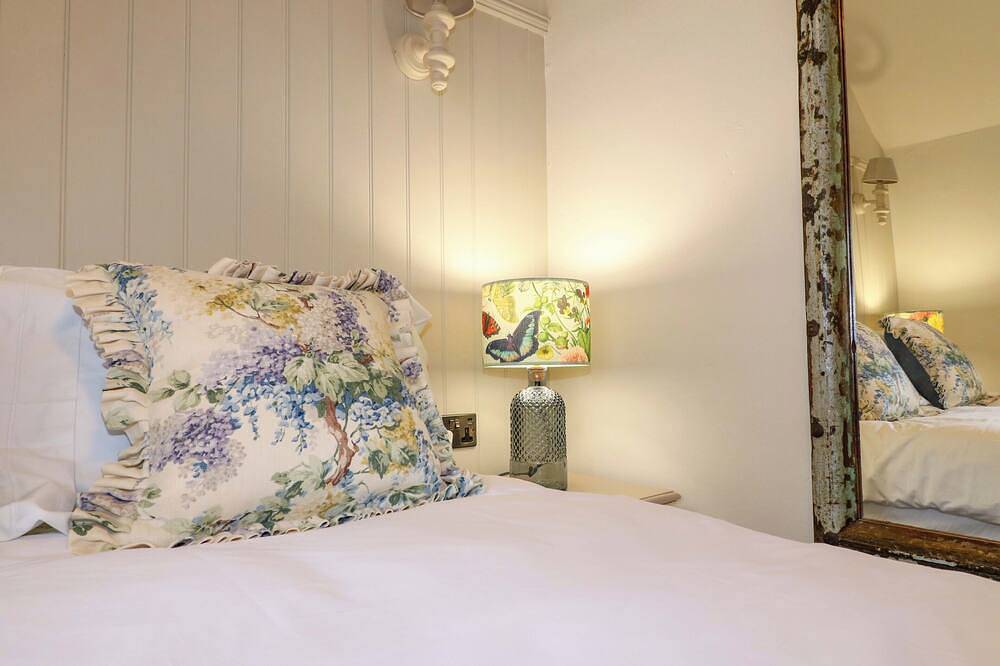 Hope Cottage, family friendly, with open fire in Great Longstone in Great Longstone, Derbyshire
