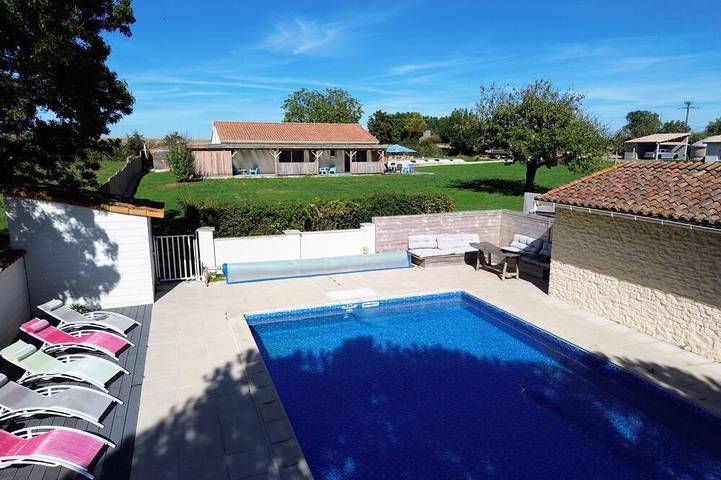 Maison de vacances pour 8 personnes, avec Terrasse ainsi que Jardin et Piscine à Le Bourdet