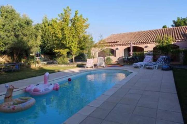 Location de vacances pour 6 personnes, avec Terrasse et Jardin à Alleins