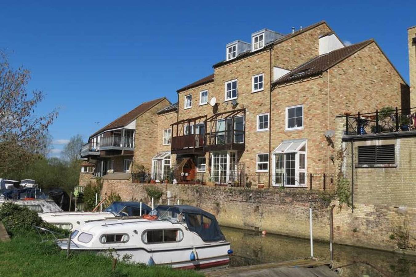 Entire vacation apartment, River Courtyard Ground Floor Apt 2Br Parking St Neots Town Centre in St Neots, Cambridgeshire