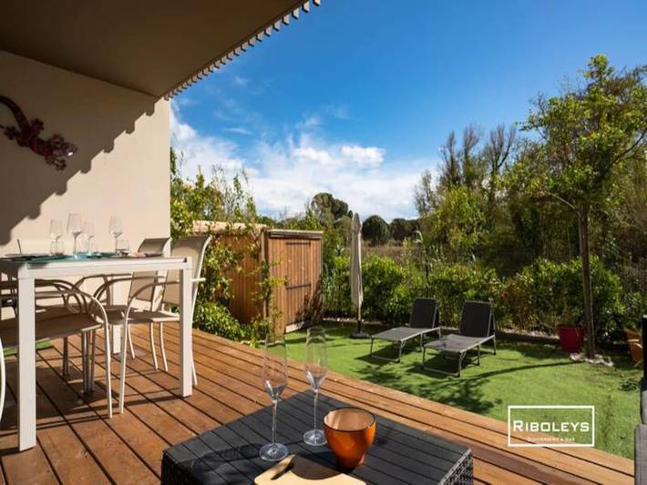Gîte pour 6 personnes, avec balcon ainsi que piscine et jardin, adapté aux familles dans Plage de la Farinette