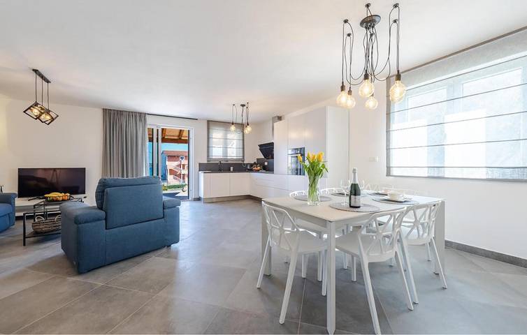 150 m² großes Apartment mit Meerblick, Terrasse, WLAN und Parkplatz – in Strandnähe in Tkon, Pasman
