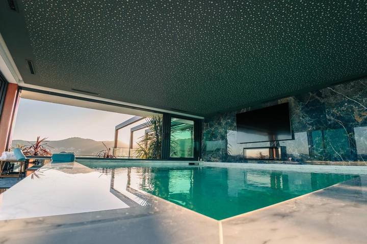 Gîte pour 2 personnes, avec Balcon et Terrasse ainsi que Jardin et Piscine à Caldelas