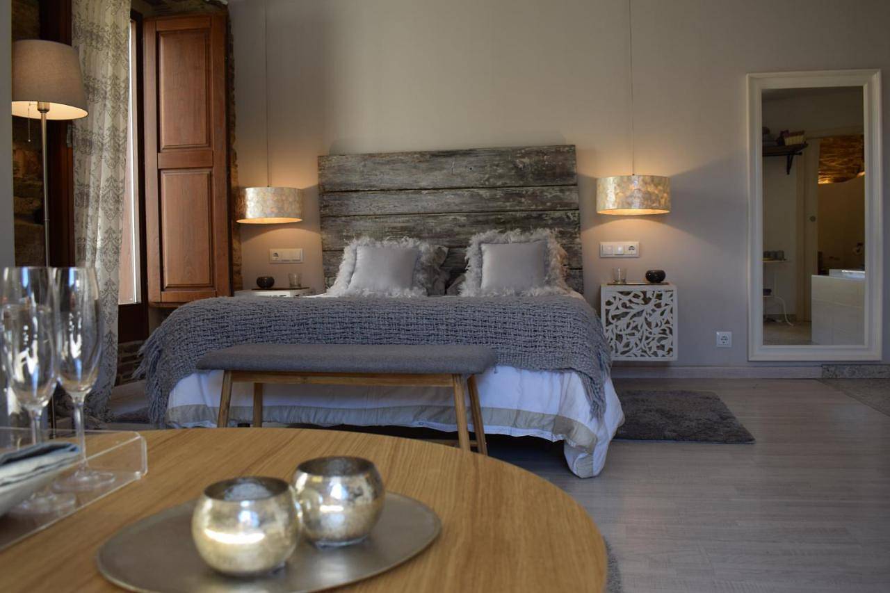 Casas de Outeiro in Samos (Lugo), Reserva da Biosfera Ribeira Sacra e Serras do Oribio e Courel