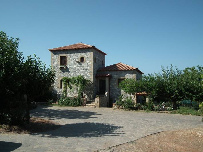 Location de vacances pour 10 personnes, avec terrasse ainsi que jardin et piscine dans Stoupa - 3