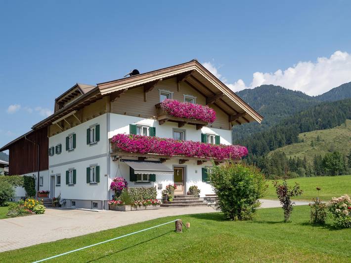 Ferienwohnung für 7 Personen, mit Balkon und Terrasse sowie Garten in Hochfilzen