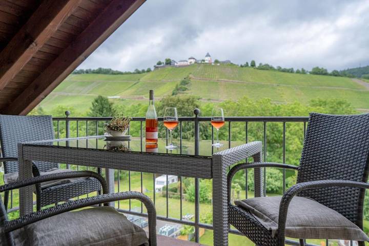 Ferienwohnung für 5 Personen, mit Balkon und Terrasse sowie Garten und Ausblick
