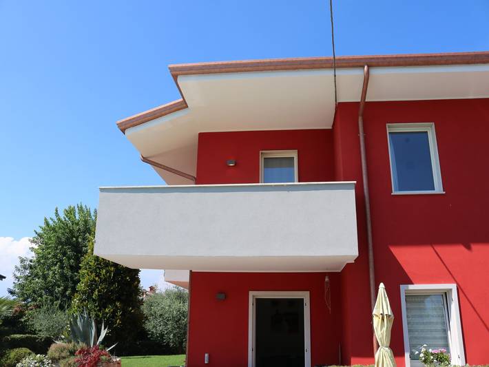Ferienhaus für 4 Personen, mit Balkon/Terrasse und Balkon sowie Terrasse und Pool in Lazise