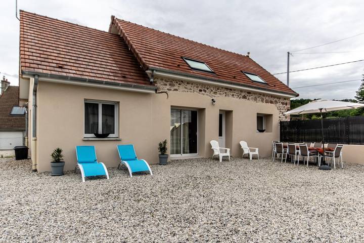 Gîte pour 8 personnes, avec Terrasse ainsi que Jardin et Piscine dans Saône-et-Loire