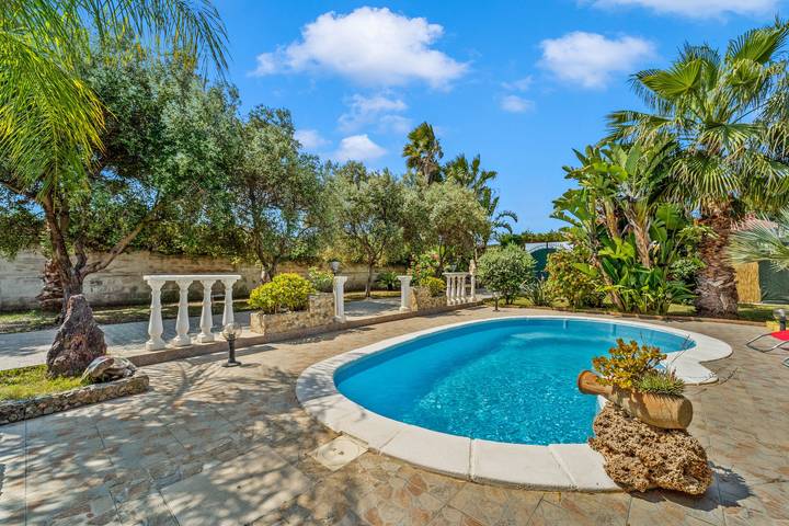 Villa "Angela" con vista sulle montagne, piscina privata e aria condizionata in Quartu Sant'Elena, Campidano