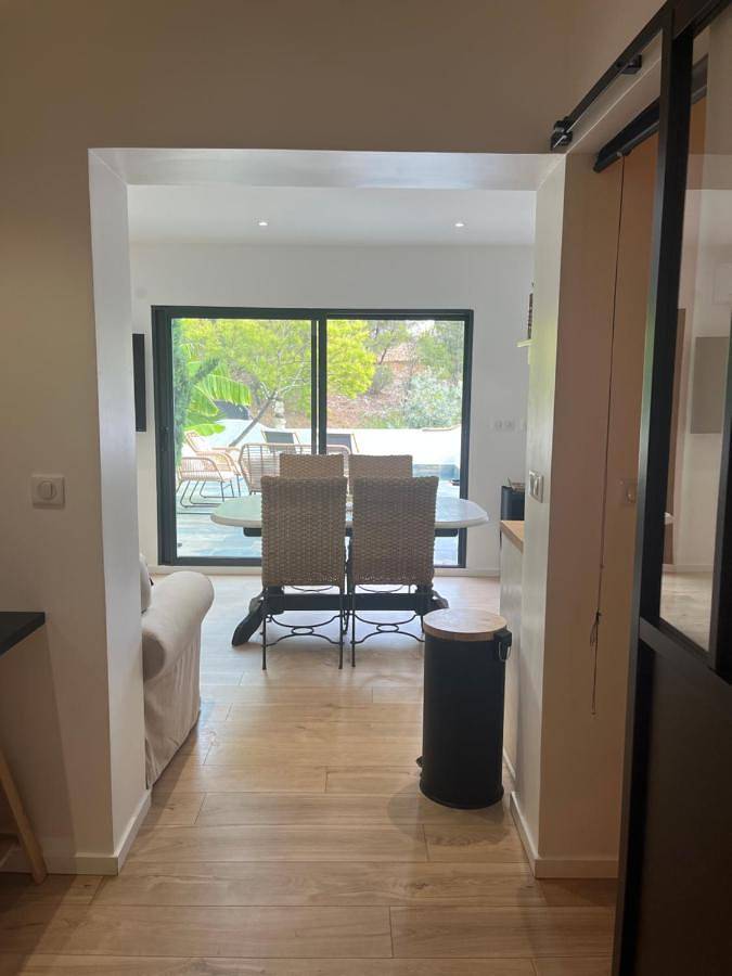 Gîte pour 4 personnes, avec piscine ainsi que vue et terrasse à Sausset-les-Pins - 4