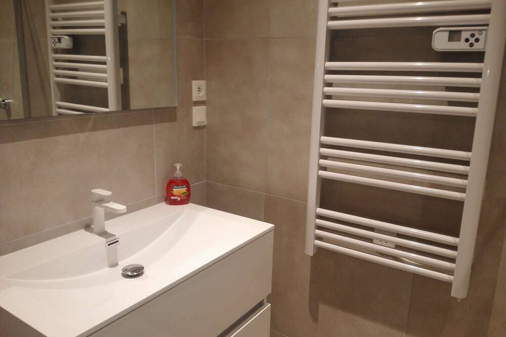 Entire apartment, ★★★ Private Courtyard Barbecue Downtown Voltaire ★★★ in Saint-Quentin, Aisne