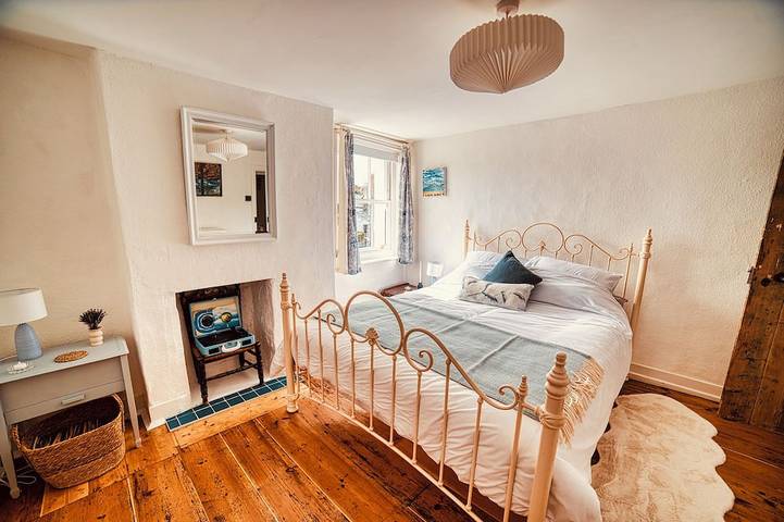 Beautiful 250 year old, 3 Bedroom Cottage near the Beach and Attractions in Eastbourne, Sussex Est