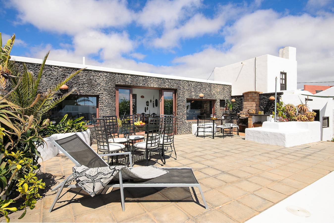 Casa rústica a un paso de la playa con piscina, terrazas y jardín in Guime, San Bartolomé