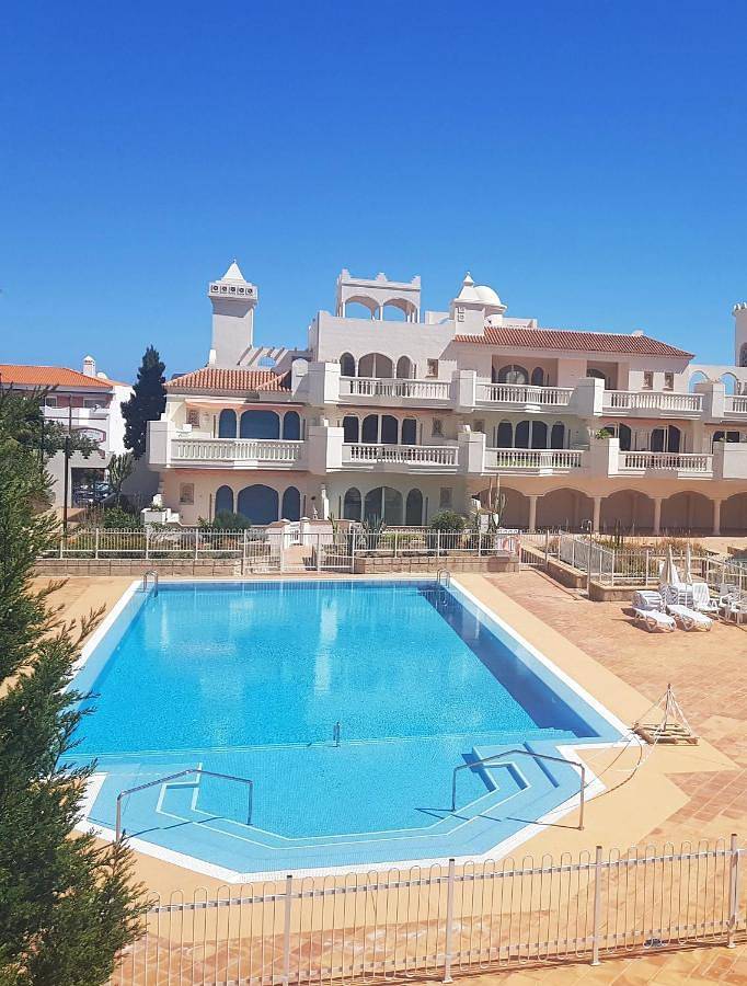 Ferienwohnung für 4 Personen, mit Balkon und Terrasse sowie Garten und Pool