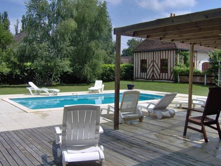 Gîte pour 3 personnes, avec terrasse ainsi que piscine et jardin à Limeray