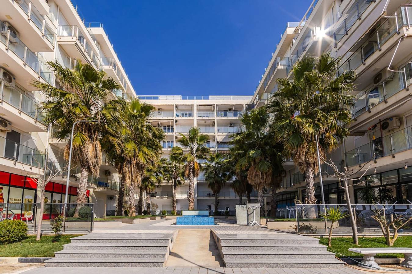 Ganze Wohnung, Beachfront Apartment with Pool Access in Shëngjin, Lezhë