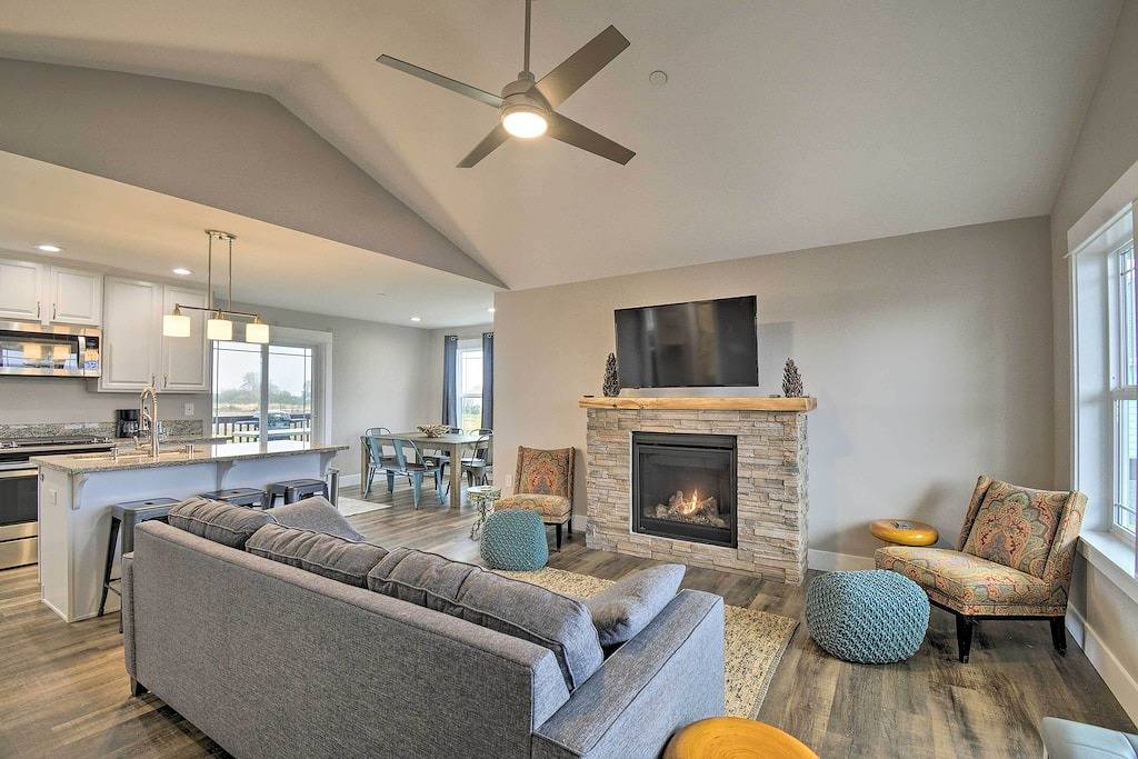 Hot Tub: Modern Ocean Shores Home, 2 Mi to Beach! in Ocean Shores, Grays Harbor County