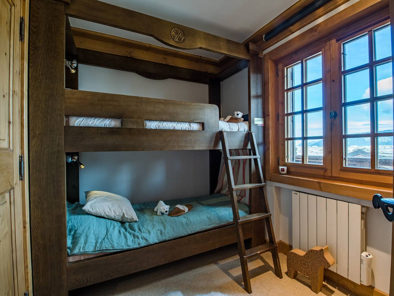 Entire apartment, Central duplex in Courchevel with fireplace, balcony, and Wifi in Courchevel 1850, Saint-Bon-Tarentaise