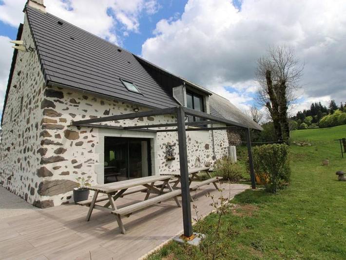 Location de vacances pour 14 personnes, avec jardin dans Saint-Hippolyte (Cantal) - 2