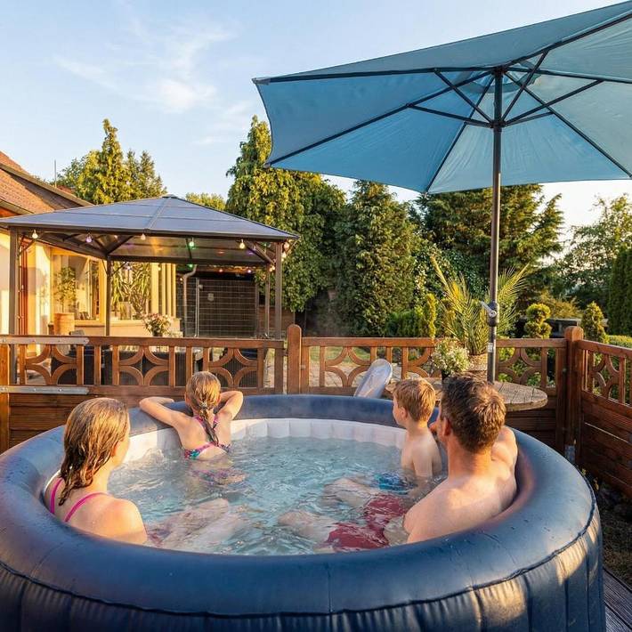 Ferienhaus für 8 Personen, mit Ausblick und Sauna sowie Garten und Pool, mit Haustier