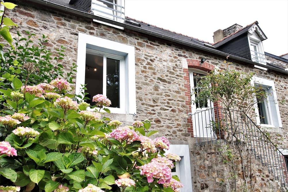 La Guest House: Breton house near the banks of the Rance, St Malo, Dinard in Plouër-sur-Rance, Dinan region