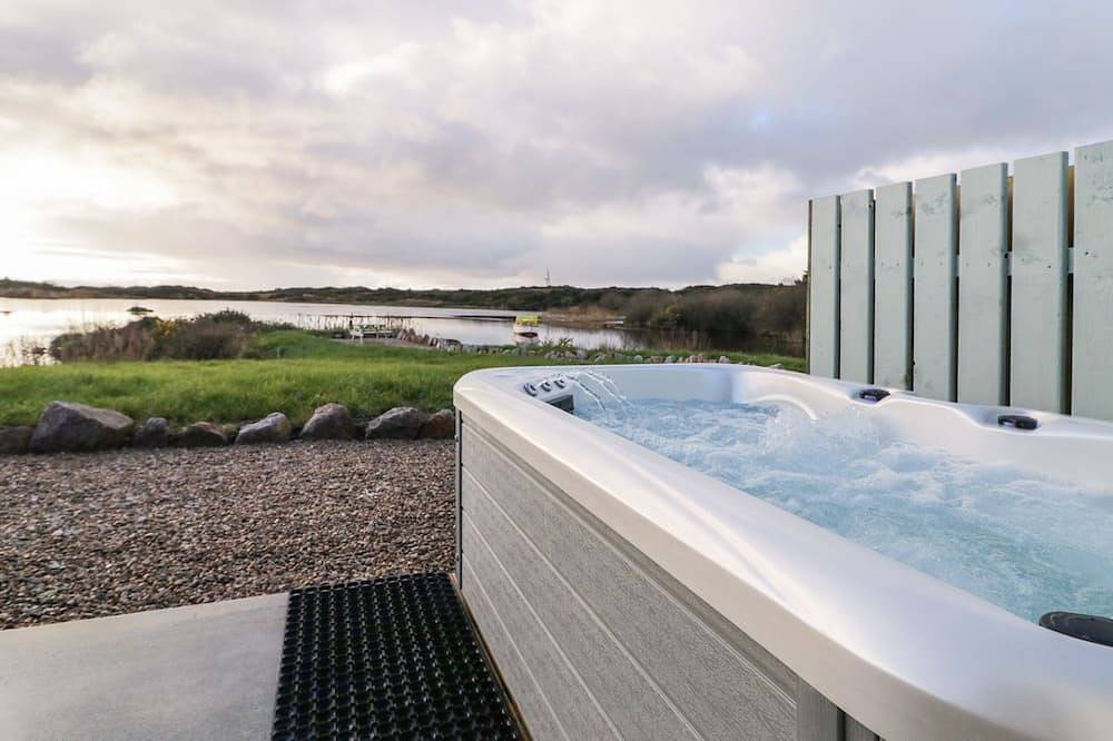 The Wheelhouse Pod No. 3, romantic in Burtonport, County Donegal in Glenties, County Donegal