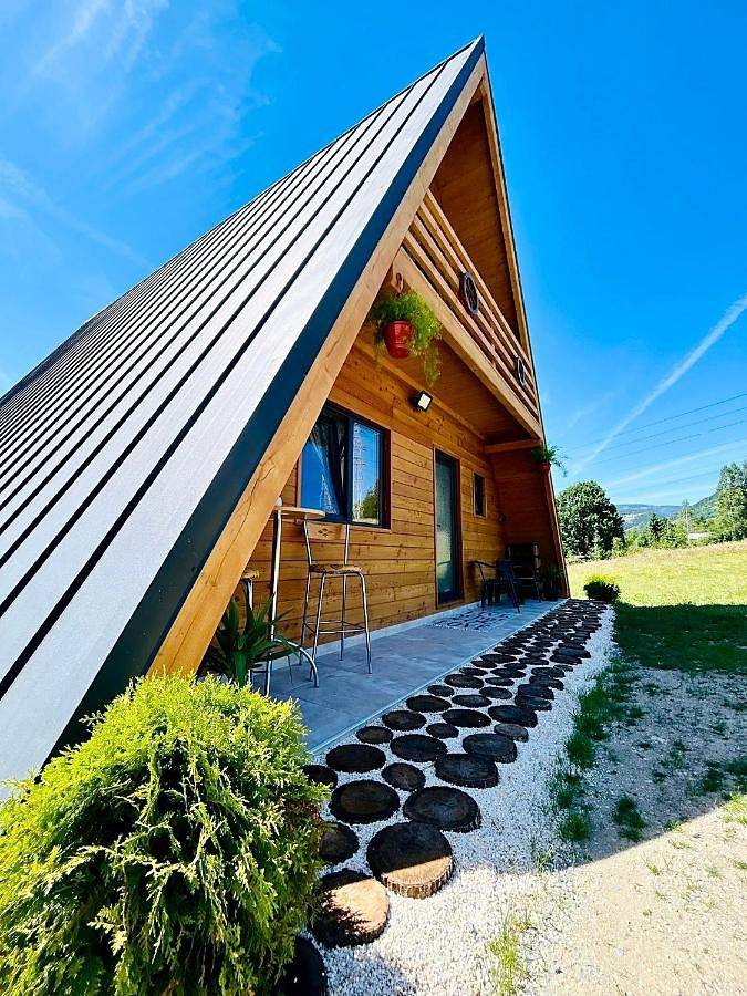 Gîte pour 10 personnes, avec Balcon et Jacuzzi ainsi que Terrasse et Jardin
