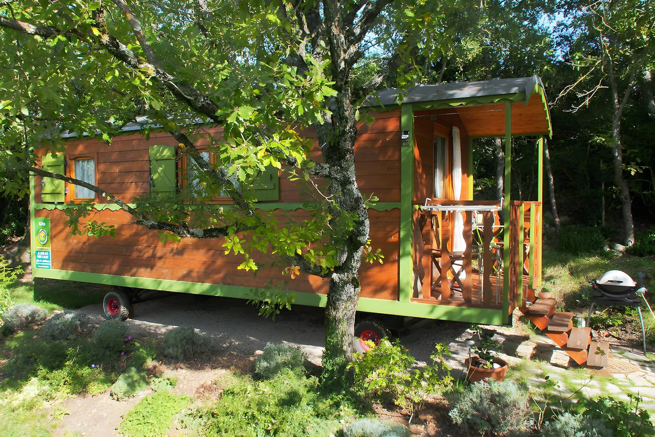 Appartement de vacances entier, Tiny Home « Roulotte de Cabrières » avec terrasse privée et jardin privé in Compeyre, Parc naturel régional des Grands Causses