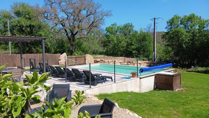 Gîte pour 8 personnes, avec piscine ainsi que terrasse et jardin à Crégols