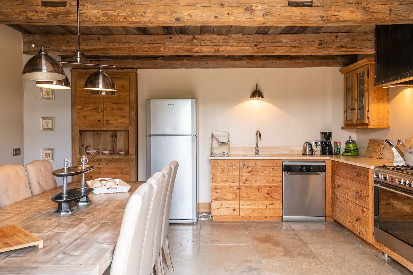 Wine estate with sunset courtyard near Bédoin in Mazan, Parc naturel régional du Mont-Ventoux