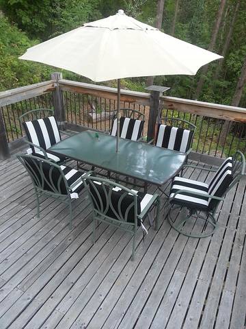 Log Cabin for 11 Guests in Shuswap Lake, British Columbia, Picture 4